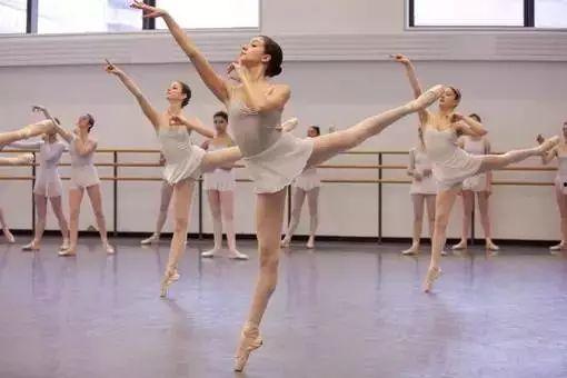 成人遮胯舞蹈短裙视频,成人遮胯舞蹈短裙视频赏析