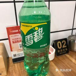 成人拿雪碧素材视频