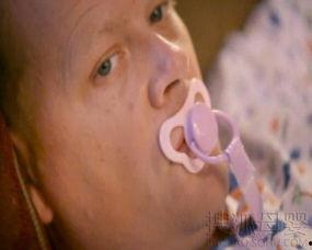 成人扮演小孩的视频,成人演绎童趣时光